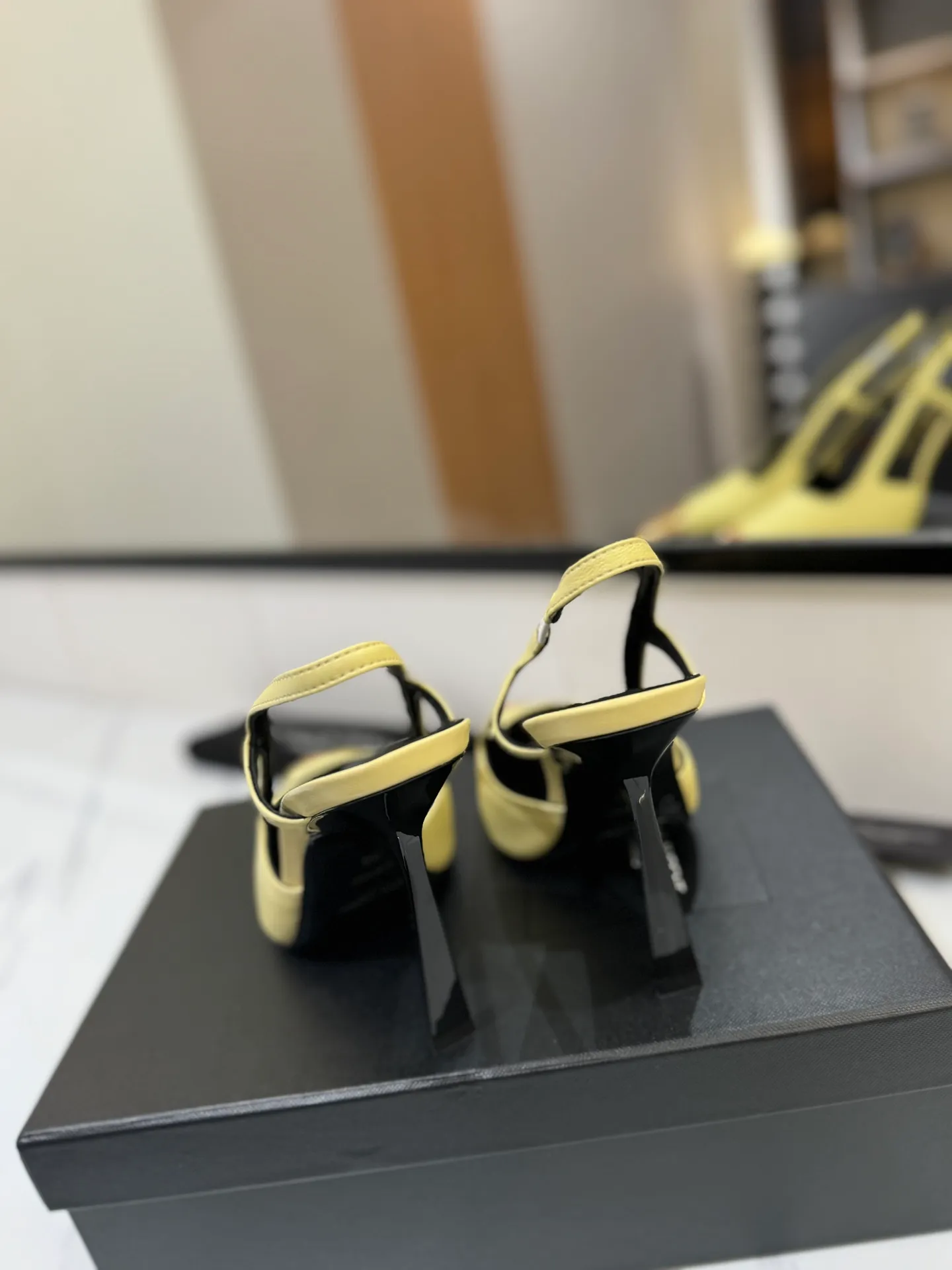 👟👟Ex-factory price 600👟👟 saint laurent ss24 new arrival～ Saint Laurent ysl 2024 spring and summer｜New high-heeled shoes🆕 Beautiful, refined and elegant! The 10cm foot is very stable, so feel free to put it in! The heel is custom-made from a new mold, and the height is the same as the original one. Various incorrect versions are % high-end and sexy, YSL still understands women best❤️ ⚠️The entire upper and lining are made of one piece without joints, which consumes more materials and costs more! Moreover, the material, fabric and lining are all made from more than 20 pieces of genuine custom-made calfskin. The upper is made of custom-made calfskin, the lining is made of calfskin, and the genuine leather outsole imported from Italy. Heel height: 10cm. Size: 35-39 (40 and 41 are custom-made and cannot be returned or exchanged)